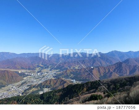 越後湯沢の秋空 18777056