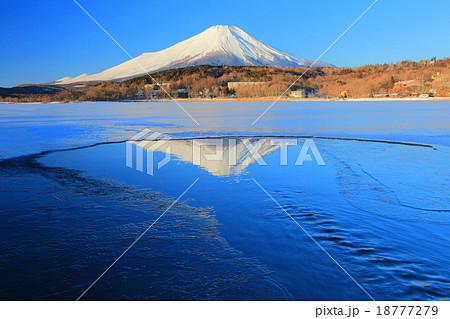 氷結山中湖の逆さ富士 氷結山中湖の逆さ富士 18777279