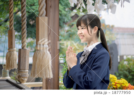 神社でお祈りしている制服姿の女子高生 神社でお祈りしている制服姿の女子高生 18777950