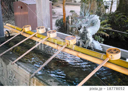 滋賀県　白髭神社の手水舎　 18778052