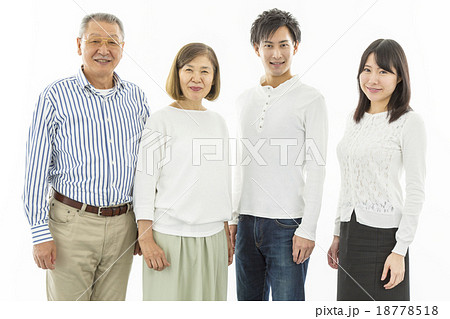 4人家族が笑顔で横並びイメージ 18778518