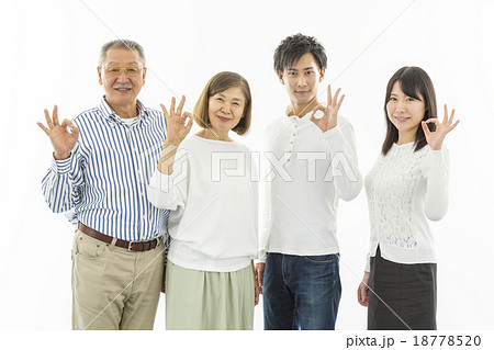 4人家族が横並びでOKサイン 4人家族が横並びでOKサイン 18778520
