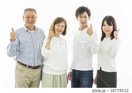 4人家族が横並びでグッドサインをしいるイメージ 18778522