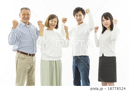 4人家族が横並びで両手ガッツポーズの写真素材