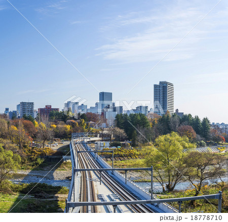 仙台市・仙台市地下鉄東西線高架橋と秋の仙台市全景 仙台市・仙台市地下鉄東西線高架橋と秋の仙台市全景 18778710