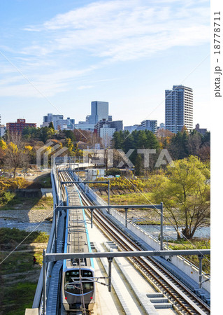 仙台市・仙台市地下鉄東西線新型車両と仙台市全景 18778711