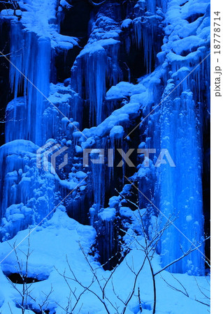 青森県十和田 奥入瀬渓流 馬門岩の氷柱 青森県十和田 奥入瀬渓流 馬門岩の氷柱 18778714