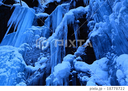 青森県十和田 奥入瀬渓流 馬門岩の氷柱 青森県十和田 奥入瀬渓流 馬門岩の氷柱 18778722