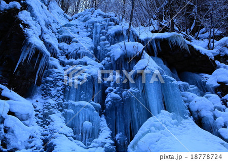 青森県十和田　奥入瀬渓流　馬門岩の氷柱 18778724