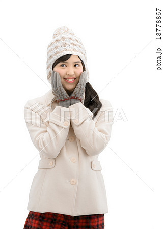 手袋をしているコート姿の若い女性の白バックイメージ 手袋をしているコート姿の若い女性の白バックイメージ 18778867