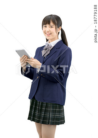 タブレットを持っている制服姿の女子高生の白バックイメージ タブレットを持っている制服姿の女子高生の白バックイメージ 18779188