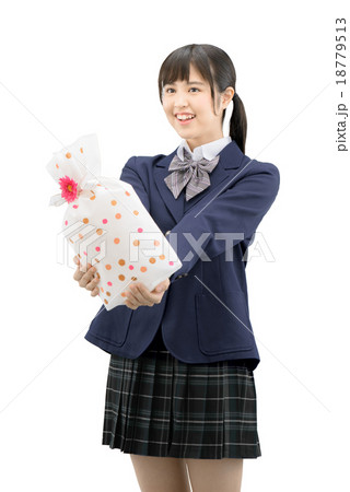 プレゼントを持っている制服姿の女子高生のバストアップ白バックイメージ プレゼントを持っている制服姿の女子高生のバストアップ白バックイメージ 18779513