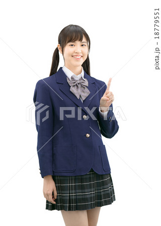 制服姿の女子高生のバストアップの白バックイメージ 18779551
