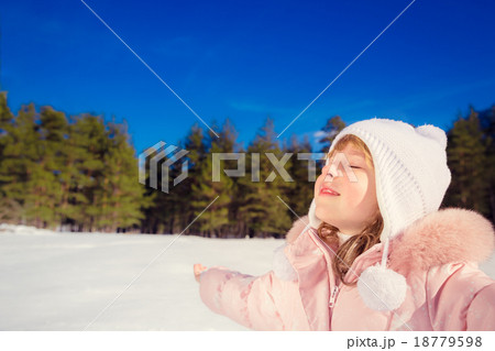 Child winter fun Child winter fun 18779598
