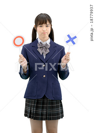 マルバツサインを持っている制服姿の女子高生のバストアップ白バックイメージ マルバツサインを持っている制服姿の女子高生のバストアップ白バックイメージ 18779937