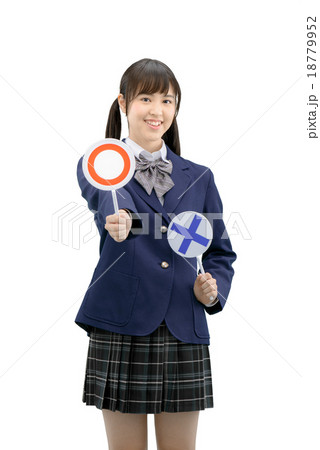 マルバツサインを持っている制服姿の女子高生のバストアップ白バックイメージ マルバツサインを持っている制服姿の女子高生のバストアップ白バックイメージ 18779952