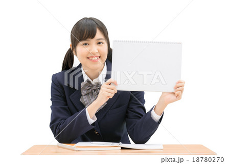 机でノートを見せている制服姿の女子高生のバストアップ白バックイメージ 18780270