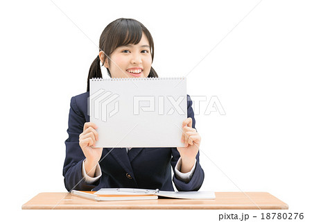 机でノートを見せている制服姿の女子高生のバストアップ白バックイメージ 机でノートを見せている制服姿の女子高生のバストアップ白バックイメージ 18780276