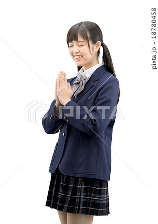 手を合わせて祈っているの女子高生のバストアップ白バックイメージ 手を合わせて祈っているの女子高生のバストアップ白バックイメージ 18780458