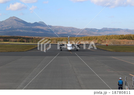根室標津空港に到着したプロペラ機 北海道 根室標津空港に到着したプロペラ機 北海道 18780811