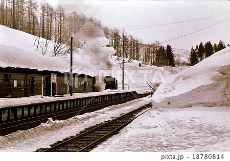 昭和45年雪の山間の駅上目名を発車するD51蒸気機関車　 18780814