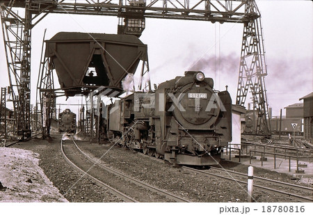 昭和45年給炭中のD52 北海道長万部機関区 昭和45年給炭中のD52 北海道長万部機関区 18780816