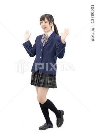 制服を着てポーズしている女子高生の全身白バックのイメージ 制服を着てポーズしている女子高生の全身白バックのイメージ 18780901
