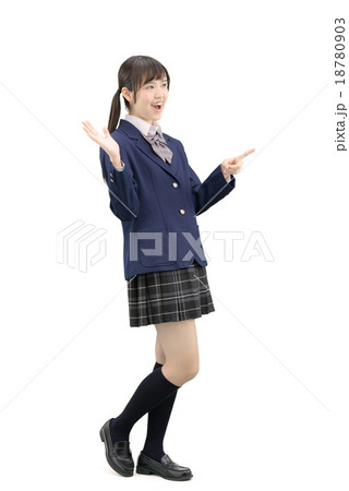 制服を着てポーズしている女子高生の全身白バックのイメージ 18780903