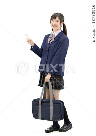 制服を着てポーズしている女子高生の全身白バックのイメージの写真素材 制服を着てポーズしている女子高生の全身白バックのイメージの写真素材