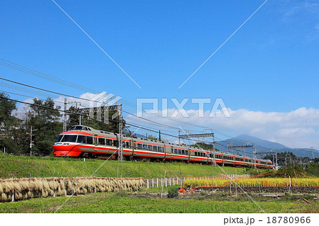 大山を背景にロマンスカー7000形が行く 18780966