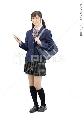 制服を着てポーズしている女子高生の全身白バックのイメージの写真素材 制服を着てポーズしている女子高生の全身白バックのイメージの写真素材