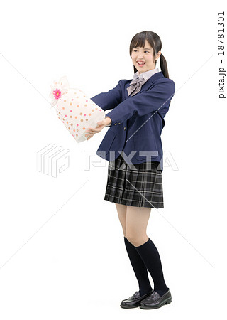 制服を着てプレゼントを持ってポーズしている女子高生の全身白バックのイメージ 18781301