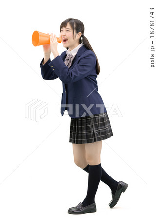 メガホンを持ってポーズしている女子高生の全身白バックのイメージ メガホンを持ってポーズしている女子高生の全身白バックのイメージ 18781743