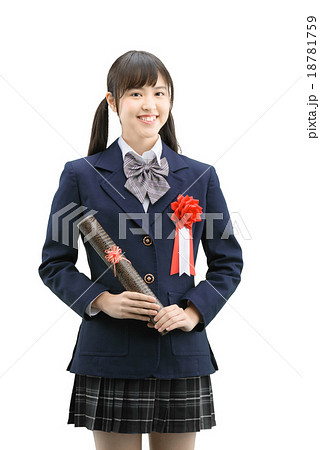 制服を着ている女子高生の卒業式の白バックのイメージ 18781759