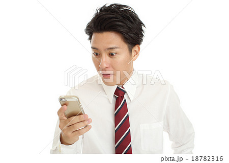 スマホを見る若いビジネスマン 18782316