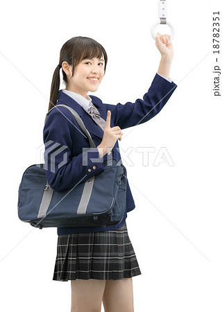 制服を着ている女子高生の電車通学の白バックイメージの写真素材 制服を着ている女子高生の電車通学の白バックイメージの写真素材
