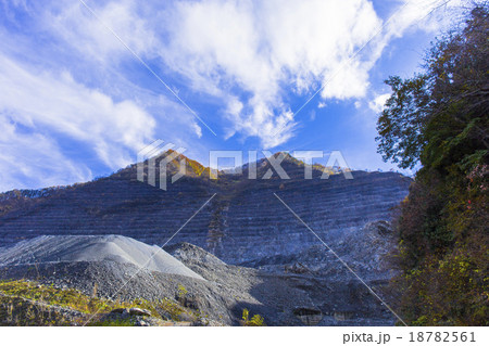 採掘の山 18782561