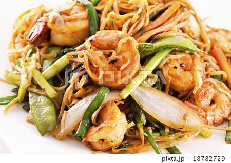 Stir fried noodles with vegetables and prawns Stir fried noodles with vegetables and prawns 18782729