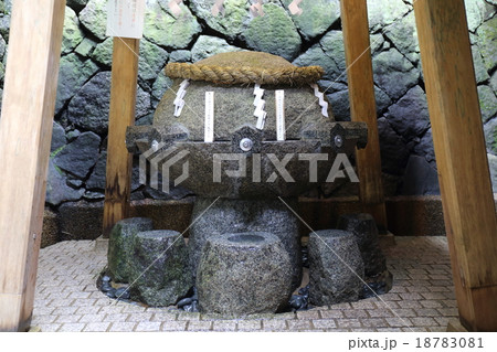 奈良　狭井神社　薬井戸 18783081