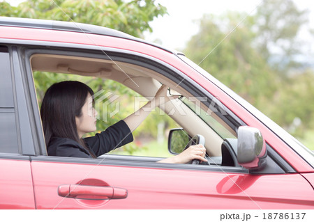 車を運転する若いOL 18786137