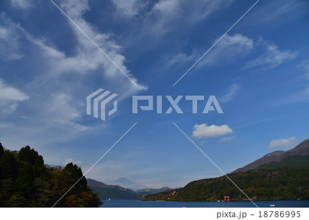 秋の芦ノ湖と富士山 18786995