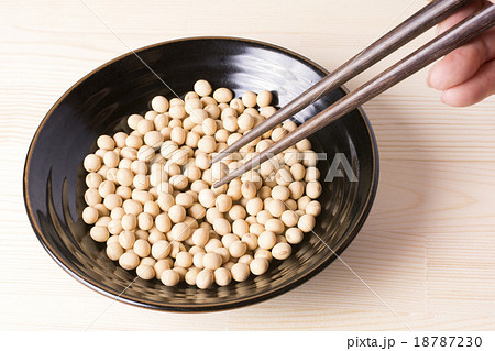 箸でつまんでいる大豆 18787230