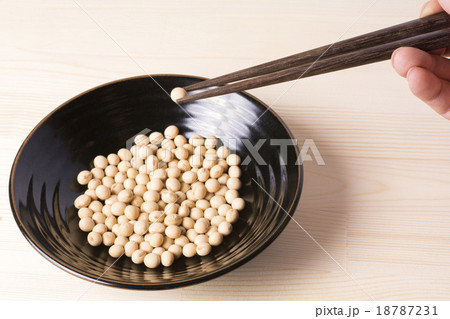 箸でつまんでいる大豆 18787231