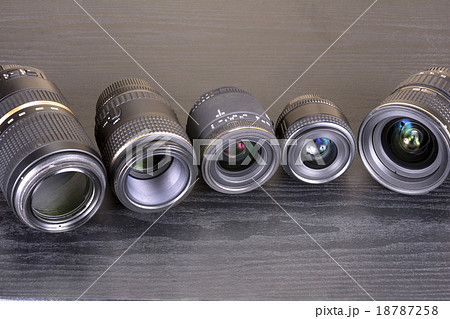 テーブルの上に並べた各種レンズ 18787258