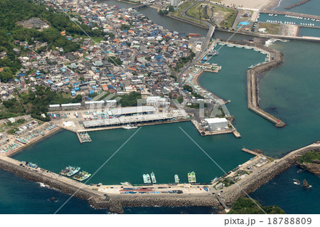 千葉県の鴨川漁港を空撮 千葉県の鴨川漁港を空撮 18788809