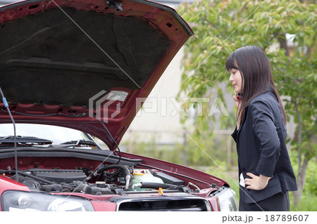 車が故障して困り果てるOL 車が故障して困り果てるOL 18789607