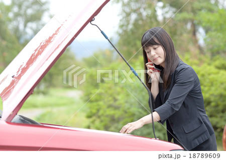 車が故障して困り果てるOL 車が故障して困り果てるOL 18789609