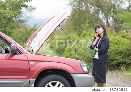 車が故障して困り果てるOL 車が故障して困り果てるOL 18789611