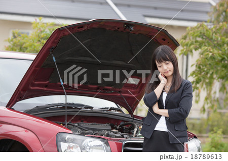 車が故障して困り果てるOL 18789613