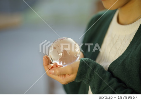 ガラスの地球儀を大切に温める女性:顔なし、環境イメージ ガラスの地球儀を大切に温める女性:顔なし、環境イメージ 18789867
